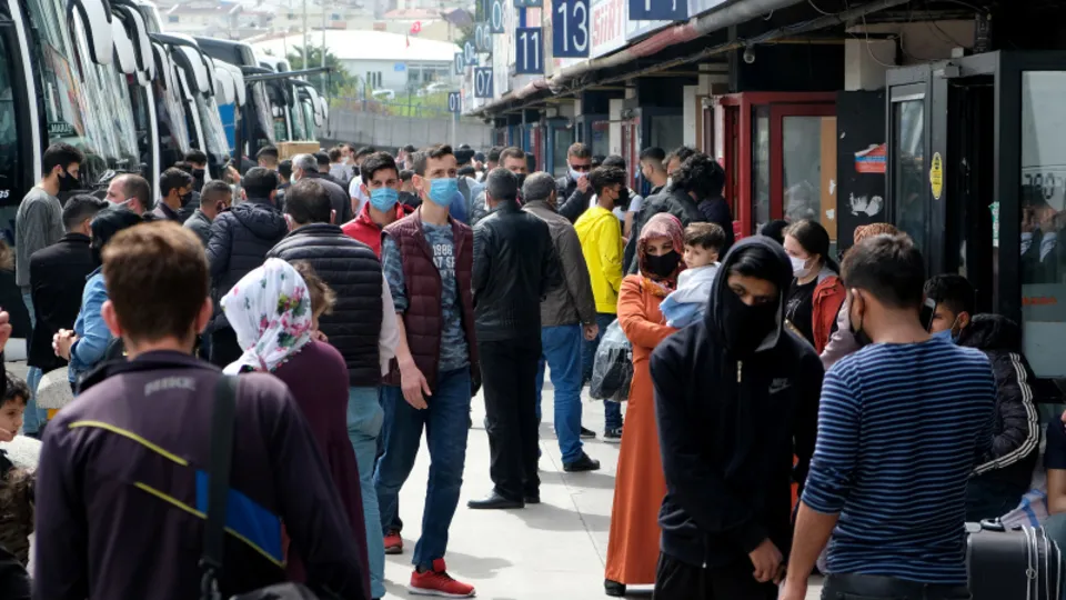 Son dakika | Kademeli normalleşme döneminde dönüşler başladı! Otogar ve havalimanları kilit! Trafikte kuyruklar uzadı