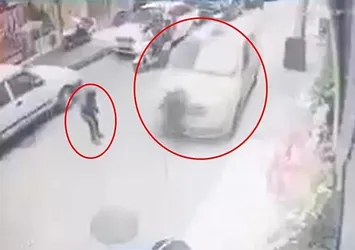 Kar topu oynarken canından oluyordu! O anlar kamerada