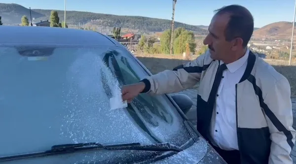 karsta-termometreler-eksi-8i-gosterdi-suruculerin-buz-mesaisi-basladi-1666682187832.jpg Kars’ta termometreler eksi 8’i gösterdi! Sürücülerin buz mesaisi başladı - 1
