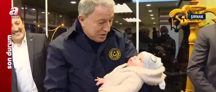 Milli Savunma Bakanı Hulusi Akar, Irak sınırının sıfır noktasında Mehmetçikle iftar yaptı