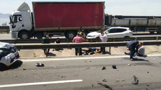 Kocaeli’de otoyolda kaza yaptıkları araçlardan inenlere otomobil çarptı: 7 yaralı - 1