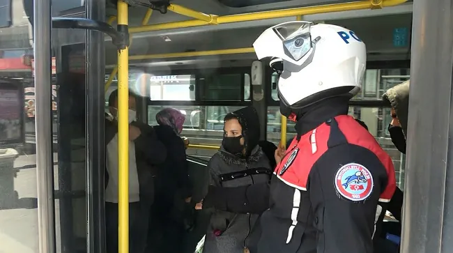 İstanbul’da coronavirüs yasaklarına uymayan minibüs şoförü ceza yememek için polisi ikna etmeye çalıştı - 1