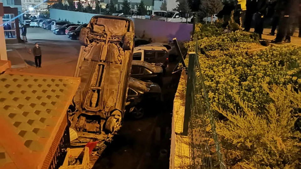 Son dakika | Kayseri'de görülmemiş kaza! Otoparka düşen otomobil dik durdu
