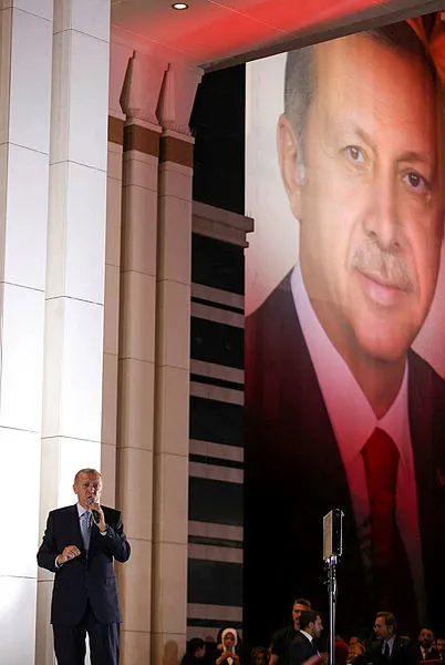 Ankara’da zafer gecesi! Başkan Erdoğan’dan seçim galibiyeti sonrası klasikleşen balkon konuşmasında tarihi mesajlar