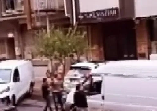 istanbulda-korku-dolu-anlar-doner-bicagiyla-dehset-sacti-1665822757164.jpg İstanbul’da korku dolu anlar! Döner bıçağıyla dehşet saçtı - 1