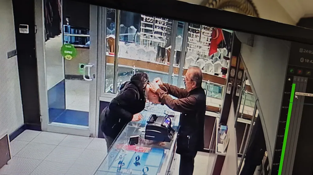 "Polisim" dedi: Bilezikleri alıp kaçtı