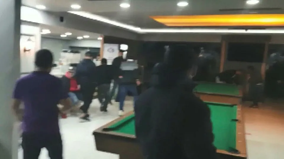 Esenyurt'ta ilginç anlar! Polis mekana baskın verince bunu yaptılar