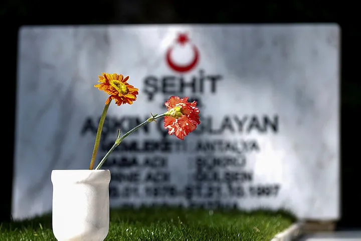 Şehit annesinin gözyaşlarını Antalya Emniyet Müdürü Mehmet Murat Ulucan sildi - 2