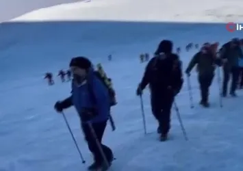 Ağrı Dağı'na zorlu tırmanış kamerada