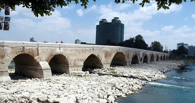 Adana'da tarihe saygısızlık! 16 asırlık köprüye yine sprey boyayla yazı yazdılar - 8