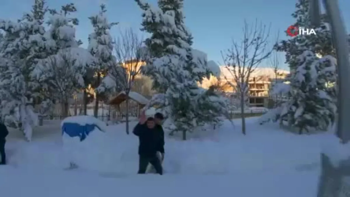İkiz kardeşler ve aynı apartmanda yaşayan kuzenler karın keyfini çıkardılar