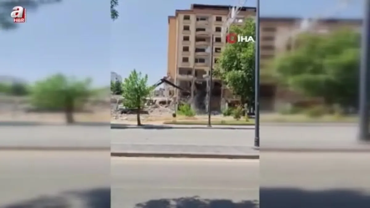 Gaziantep'te ağır hasarlı bina kontrollü şekilde yıkıldı