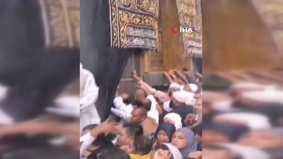 Kabe’ye bereket yağdı! Müslümanlar şiddetli yağışa aldırmadan Kabe’yi dualarla böyle tavaf etti