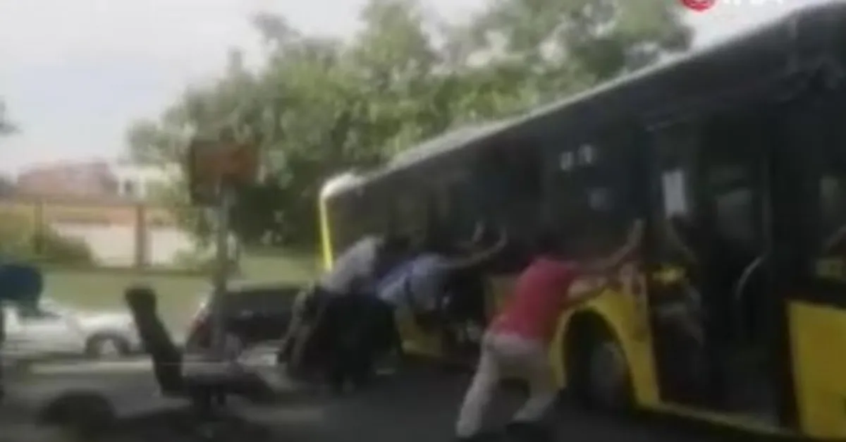 Son dakika: Yine bir İETT faciası: Otobüs yolda asılı kaldı! Vatandaşlar kurtarmak için seferber oldu