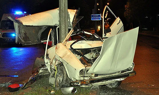 Çorum'da direğe çarpan otomobil ikiye ayrıldı: 1 ölü, 4 yaralı - 1