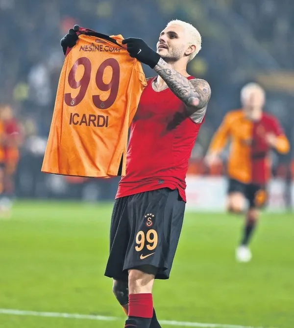 1676053442940.jpg Galatasaray'ın yıldızı Icardi'den enkaz altından kurtarılan Kadir'e imzalı forma - 3
