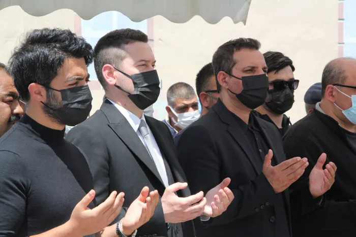 rafet-el-romanin-aci-vedasi-gozyaslari-icinde-topraga-verdi-1623845030252.jpg Rafet El Roman'ın acı vedası! Gözyaşları içinde toprağa verdi - 3