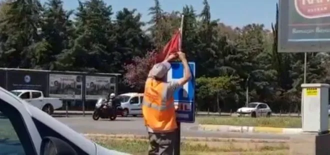 Antalya’da duygulandıran anlar! Türk bayrağını temizleyip tabelaya astı