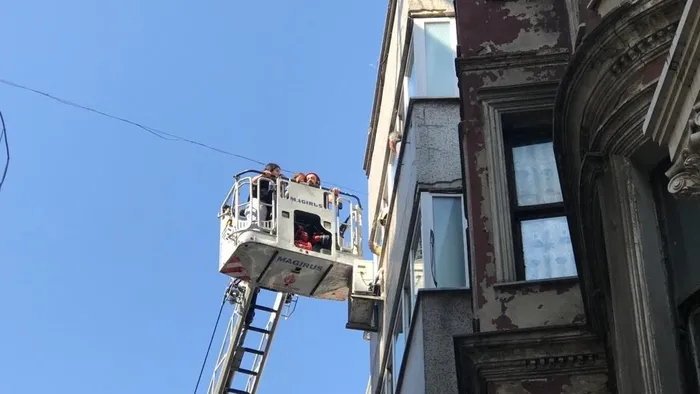 Fatih’te otelde yangın paniği kameraya yansıdı - 2