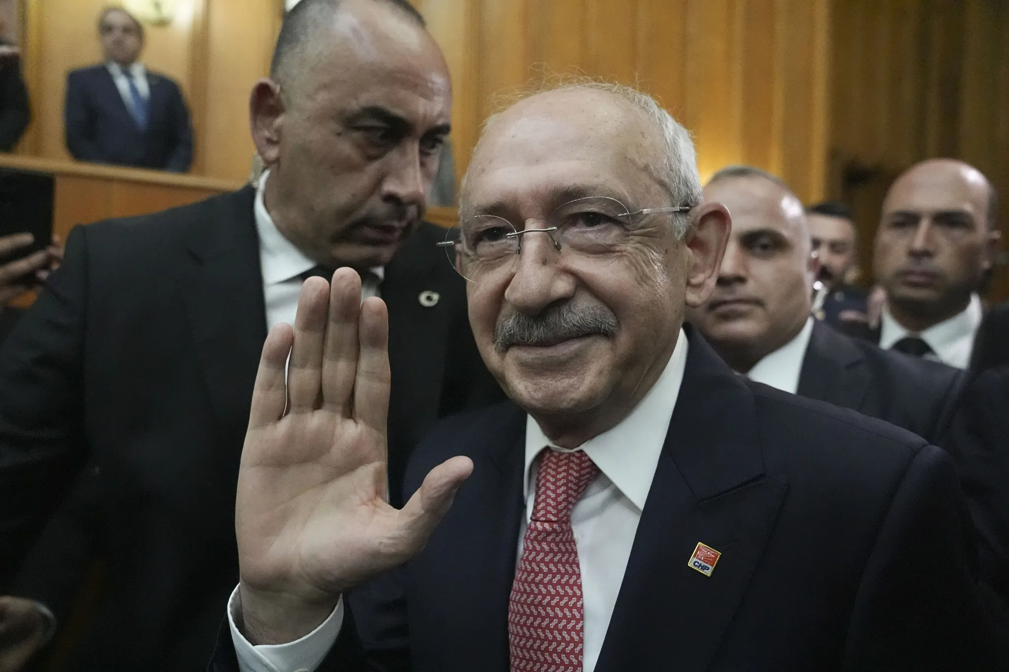 CHP'de MYK ve PM toplanıyor: Kurultay takvimi, ayrılıklar ve disiplin gündemde