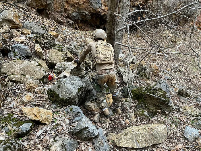 Eren- 7 Operasyonu'nda PKK'lı teröristlerin kullandığı 2 sığınak kullanılamaz hale getirildi - 1