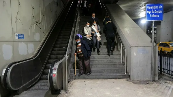 Taksim Metrosu’ndaki yürüyen merdiven arızası vatandaşı isyan ettirdi! İstanbullulardan CHP’li İBB’ye tepki