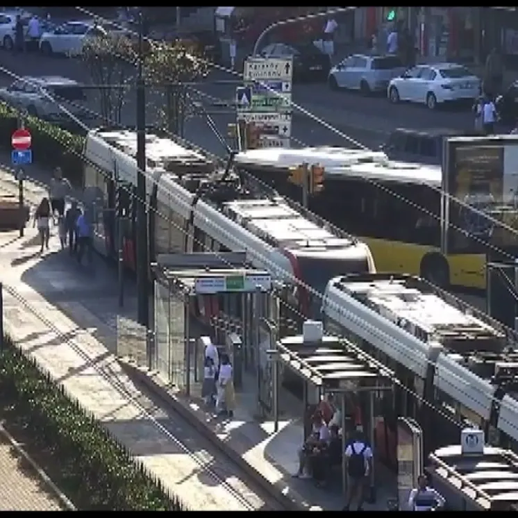 Tramvay ve İETT otobüsü çarpıştı! Dehşet görüntüler