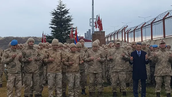 Bitlis Tatvan’da vatandaşlar Mehmetçik’i operasyona dualarla uğurladı