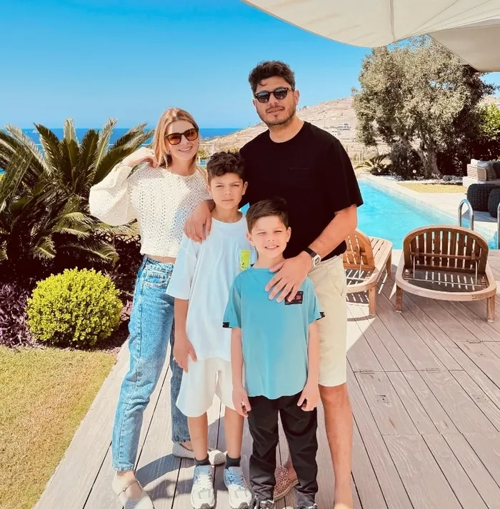 2-cocuk-annesi-pelin-karahan-12-yillik-esinden-bosaniyor-1771916023717.jpg Kaynak: Instagram