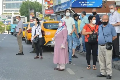 ’Yeni normalleşme’de 3. hafta! Metrobüs durağında endişelendiren görüntü