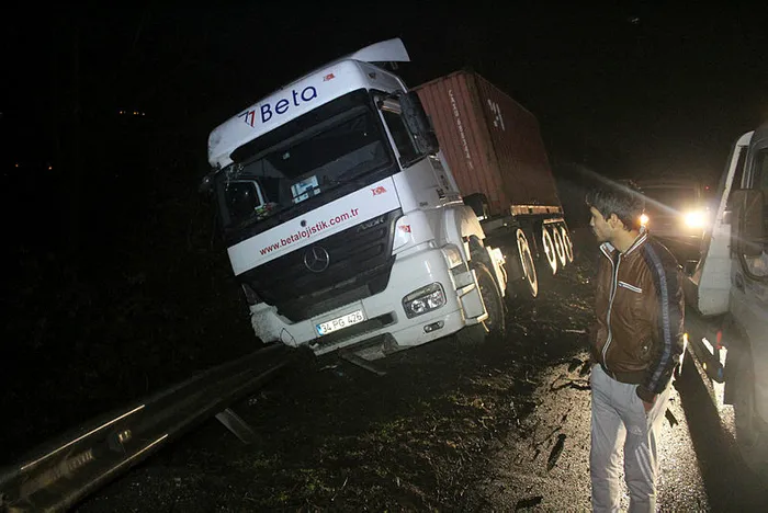 TEM'de kontrol için aracından indi kaza sonucu hayatını kaybetti - 3