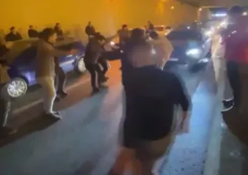 E-5'te yol kesip çiftetelli oynadılar! İşte tepki çeken görüntüler