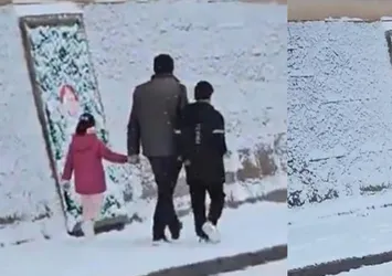 Türk bayrağı hassasiyeti duygulandırdı! Küçük kız önce sildi sonra öptü