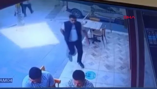 borekcide-dehset-veren-olay-husumetlisinin-kulagini-kesti-1653820852103.jpg Börekçide dehşet veren olay! Husumetlisinin kulağını kesti - 1