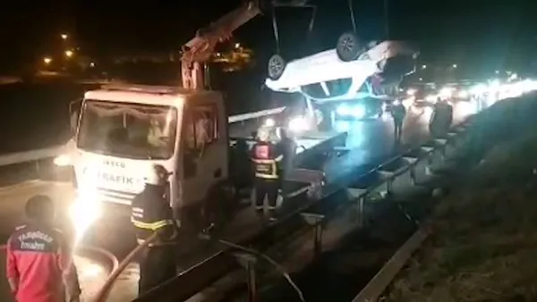 1635658941596.jpg Direksiyon hakimiyetini kaybeden sürücü su kanalına devrildi - 1