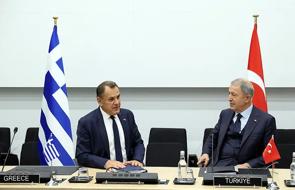 Bakan Hulusi Akar’dan NATO Zirvesinde Yunanistan Savunma Bakanı Nikolaos Panagiotopoulos’a yüzme dersi