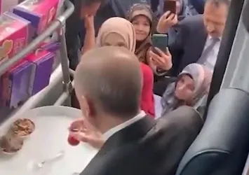 Başkan Erdoğan'a Sakarya'da sevgi seli! Tepsilerle yollarda beklediler