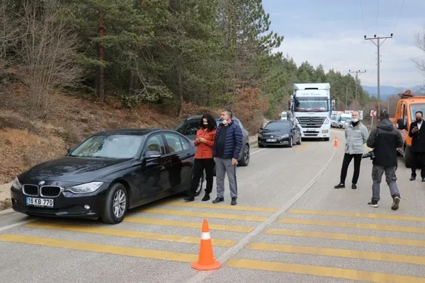Beton bariyerlere çarpan TIR yolunu kapattı! Bolu Abant yolunda feci kaza - 4