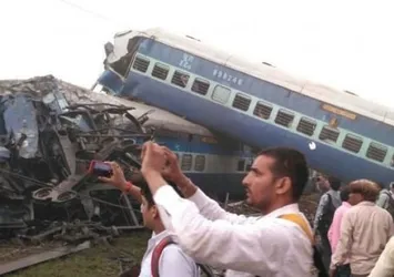 Tren raydan çıktı: 20 ölü, 150 yaralı