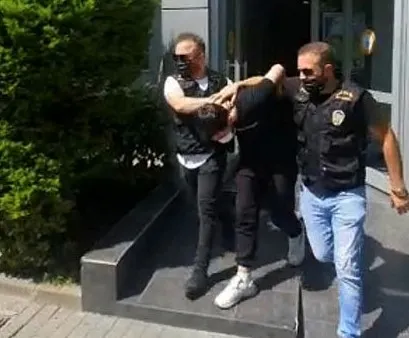 istanbulda-otobuste-kadinlari-taciz-eden-sapik-istanbul-karttan-yakalandi-1625132688817.jpg İstanbul'da otobüste kadınları taciz eden sapık İstanbul Kart'tan yakalandı - 1