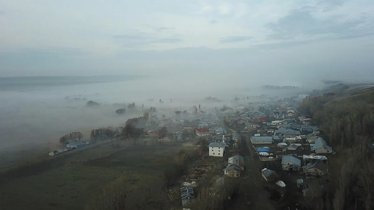 Kars'ta yoğun sis nedeniyle bazı uçak seferleri iptal edildi