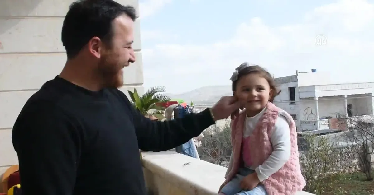 'Hayat Güzeldir' filmi gerçek oldu! İdlibli baba kızına savaşın bir oyun olduğunu öğretti