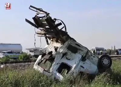 Trenin çarptığı kamyonet paramparça oldu