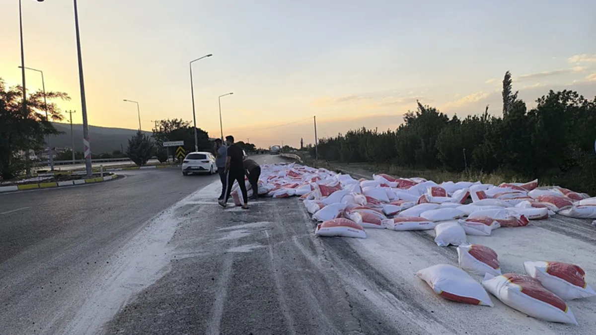 Tırın lastiği patladı un çuvalları yola savruldu