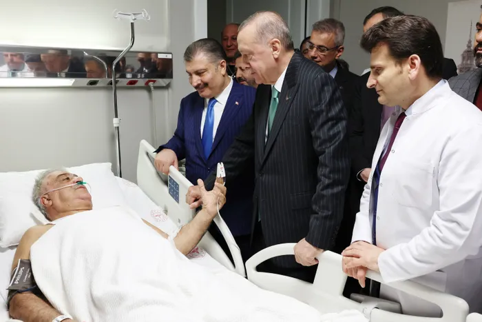 binali-yildirimin-saglik-durumuna-iliskin-omer-celikten-aciklama-araba-takla-atti-daha-sonra-kayalara-carpti-1666622123496.jpg Binali Yıldırım’ın sağlık durumuna dair Sağlık Bakanı Fahrettin Koca'dan yeni açıklama: Kırık sebebiyle... - 7