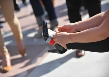 Yüksek topuklu ayakkabılar doğal duruşu bozuyor