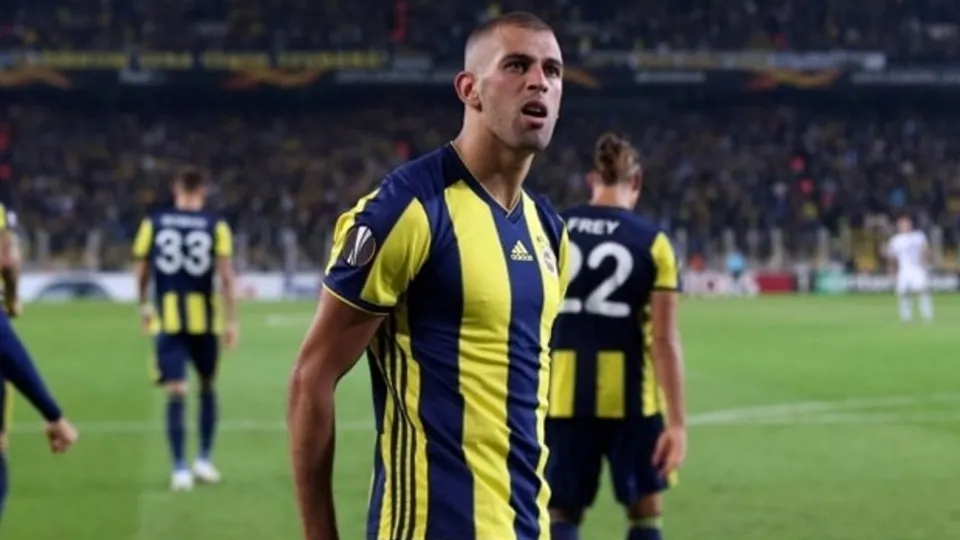İslam Slimani defanslarla yarışıyor
