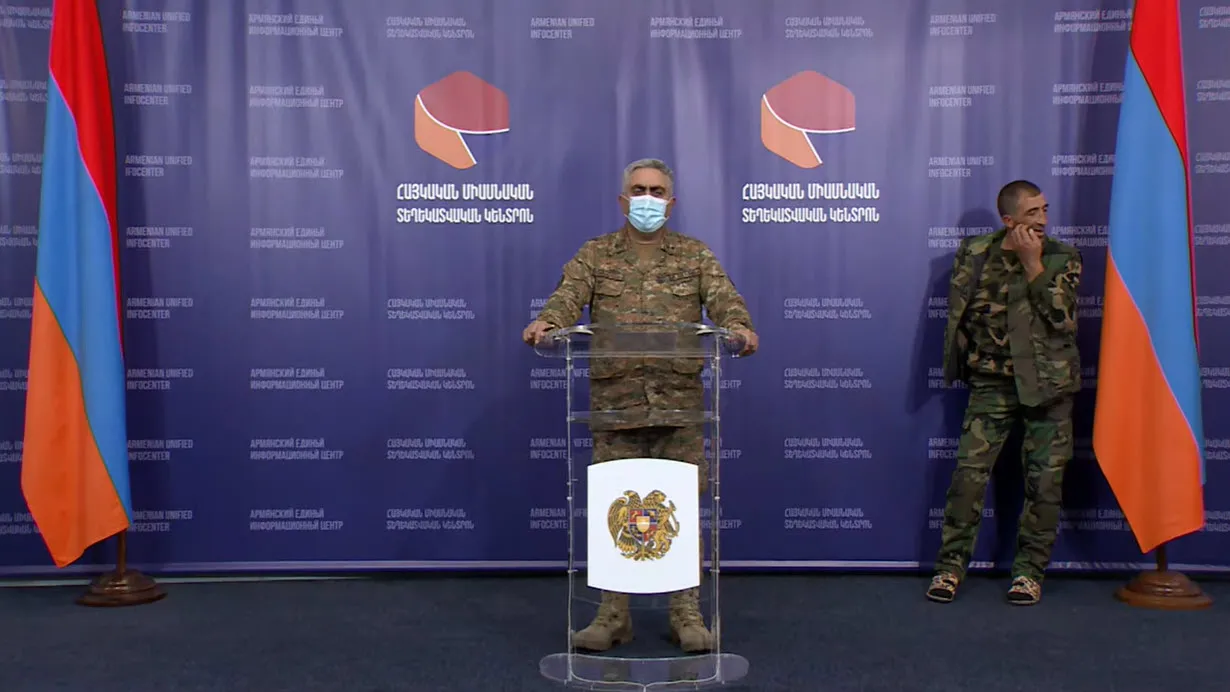 Ermenistan Savunma Bakanlığı Sözcüsü açıklama yaparken arkasındaki asker dikkat çekti