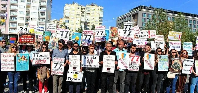 Antalya Büyükşehir Belediyesince sözleşmeleri feshedilen 49 tiyatrocu eylem yaptı