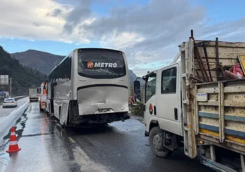 Sakarya'da 6 araç birbirine girdi: 15 yaralı